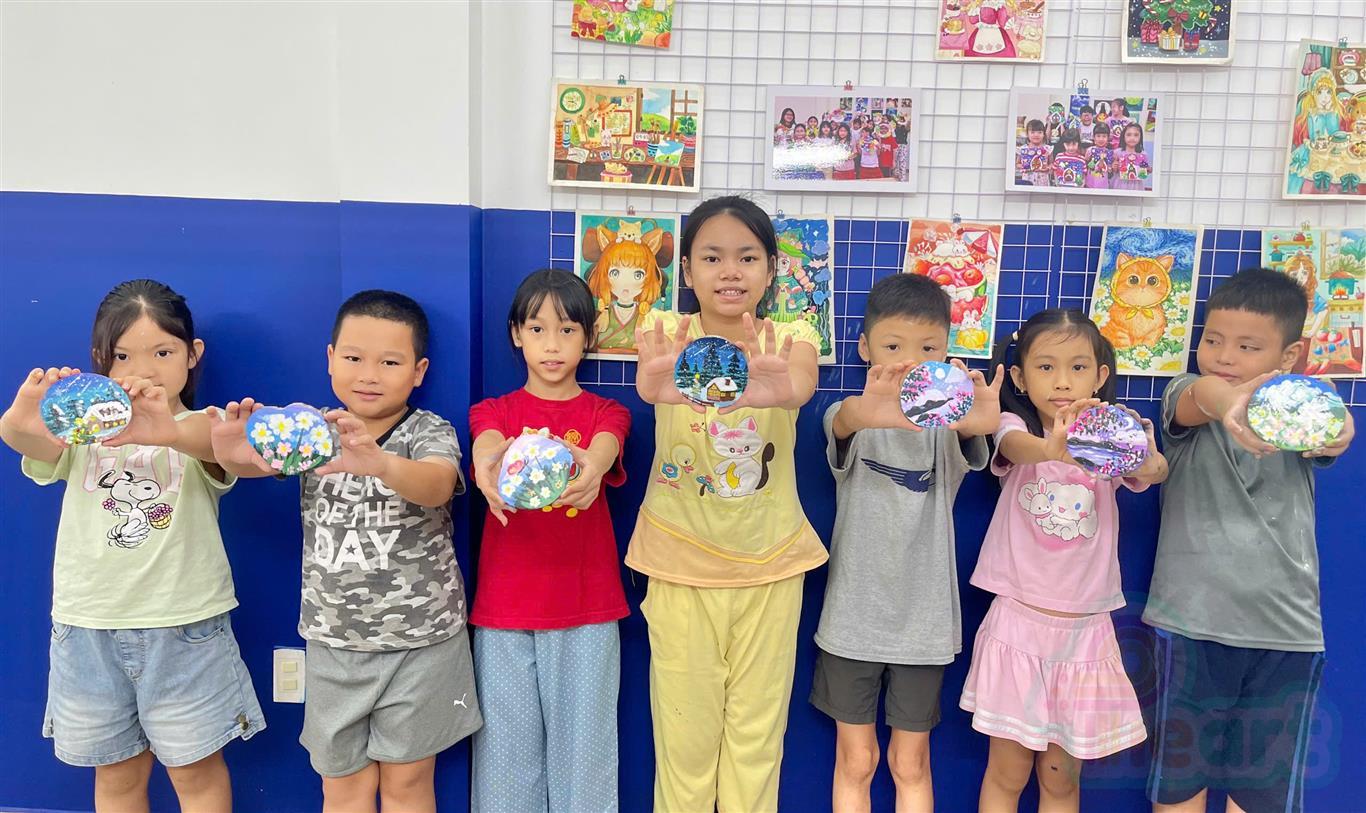 VẼ TRÊN GỖ – Khi con học cách tập trung, kiểm soát nét vẽ và phối màu trên chất liệu mới!