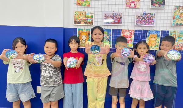 VẼ TRÊN GỖ – Khi con học cách tập trung, kiểm soát nét vẽ và phối màu trên chất liệu mới!